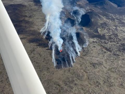 Horft til gosstöðvanna úr TF-CAD 11. júlí kl. 17:50.  Fjær sér til Meradala og hraunsins sem myndaðist 2021 og 2022 (ljósm.@Hannah Reynolds))