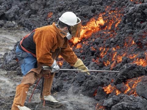 Sýni tekið úr glóandi hrauni